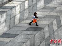 重慶街頭平地地板現(xiàn)3D立體效果 市民仿佛在陡坡上行走