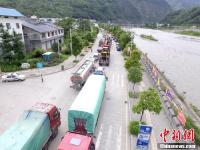九寨溝震災(zāi)區(qū)道路 車輛排起長(zhǎng)龍