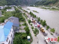 九寨溝震災(zāi)區(qū)道路 車輛排起長(zhǎng)龍