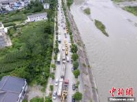 九寨溝震災(zāi)區(qū)道路 車輛排起長(zhǎng)龍