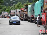 九寨溝震災(zāi)區(qū)道路 車輛排起長(zhǎng)龍