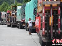 九寨溝震災(zāi)區(qū)道路 車輛排起長(zhǎng)龍