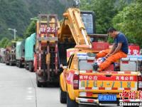 九寨溝震災(zāi)區(qū)道路 車輛排起長(zhǎng)龍
