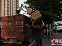 九寨溝震災(zāi)區(qū)道路 車輛排起長(zhǎng)龍