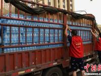 九寨溝震災(zāi)區(qū)道路 車輛排起長(zhǎng)龍