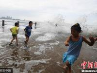 青島迎天文大潮 大浪涌上馬路游客冒險戲浪