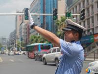 烈日下的堅(jiān)守|交警成“焦警” ?