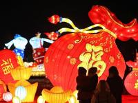 古城花燈紅 “兔兒”來(lái)迎春
