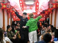 列車上迎元宵
