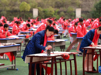 江西贛州：寫春聯(lián) 迎新春
