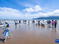 浙江舟山：东海之滨迎来暑期“游客潮”
