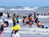 浙江舟山：东海之滨迎来暑期“游客潮”
