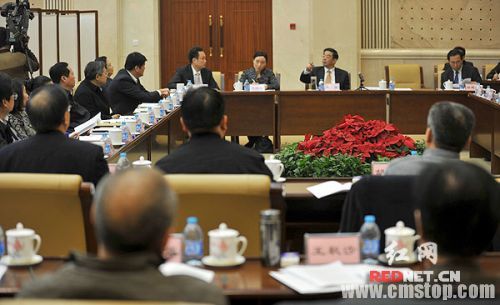 省委委员们就贯彻党的十七届六中全会精神加快建设文化强省的主题内容进行分组讨论。