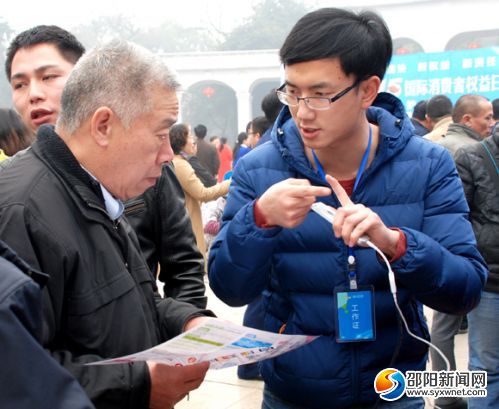 工作人员真正向市民讲解