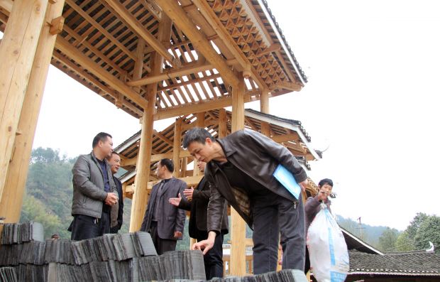 邹达成在门楼修建现场IMG_9681