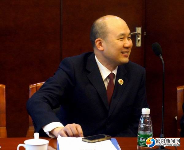 与群众代表亲切交谈