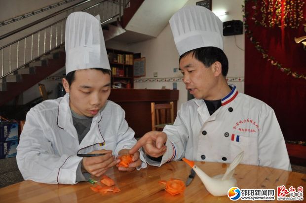 唐升文在悉心指导学徒