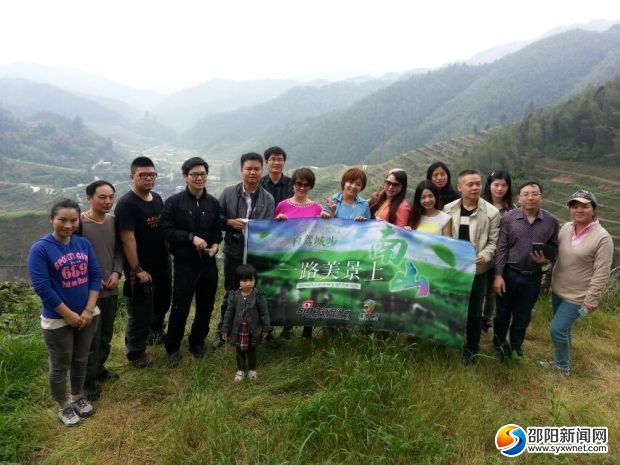 “一路美景上南山”集中体验采访团在长安营乡上排梯田景点合影。肖丁勤摄