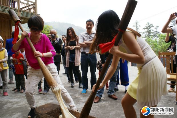 各大网络媒体人和知名博主在大寨村体验打糍粑。肖丁勤摄