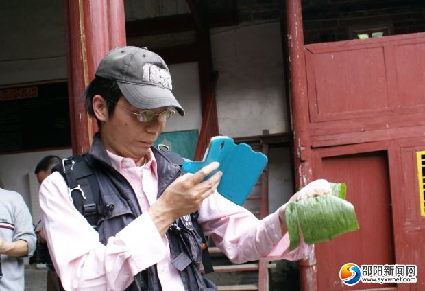 新媒体记者在旅游体验的同时,不忘即时发微博。肖丁勤摄
