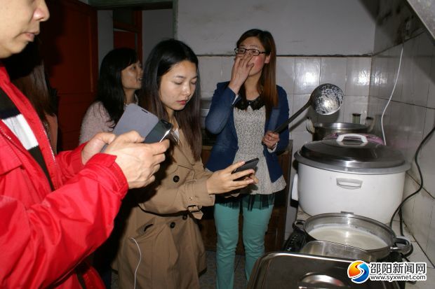 新媒体记者在南山镇牧民家里采访体验鲜奶加工过程。肖丁勤摄