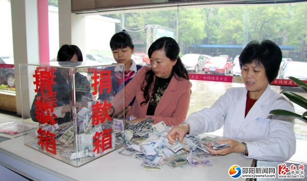 邵阳市妇联和邵阳真美妇产医院的工作人员正在清点爱心助学金
