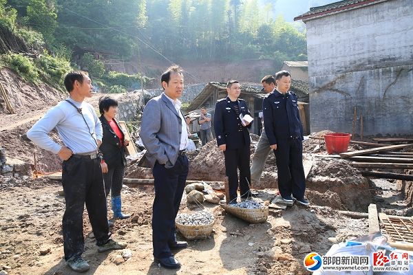 督促景区原住居民建房时不要将砂石堆填公路,确保畅通(贺君摄影)