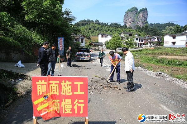 协调景区公路管护部门维护景区道路(贺君摄影)