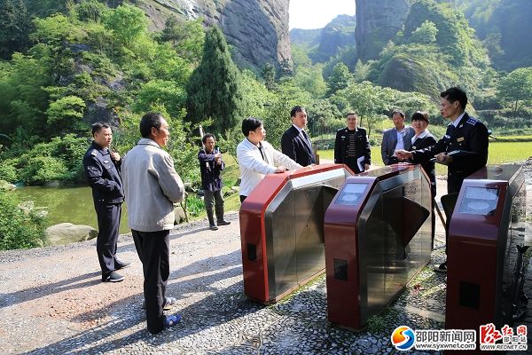 督查景区的门禁系统(贺君摄影)