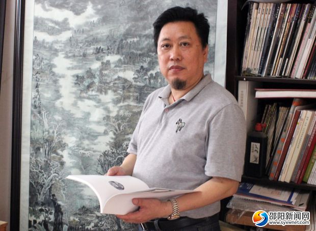 闲暇时，李月秋在自己的个人工作室创作或阅读。陈贻贵 摄