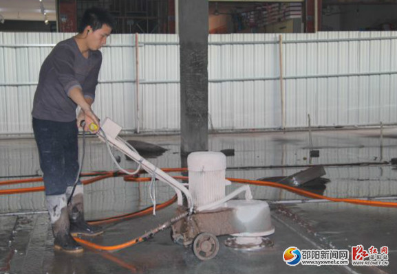 资园农贸市场改造建设工作人员在现场施工