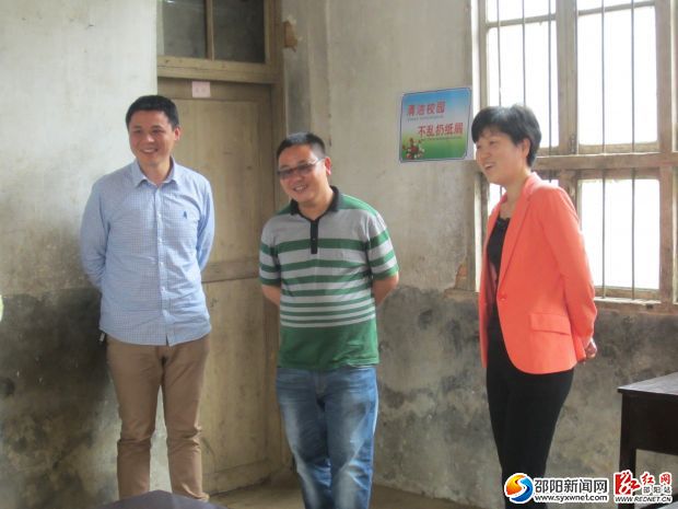 团市委张书记考察希望小学照片