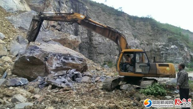 S219线武冈山岚铺山体滑坡阻路抢通。
