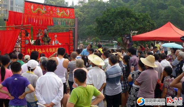 图为隆回上万观众在县城九龙广场欣赏梅山木偶戏演出