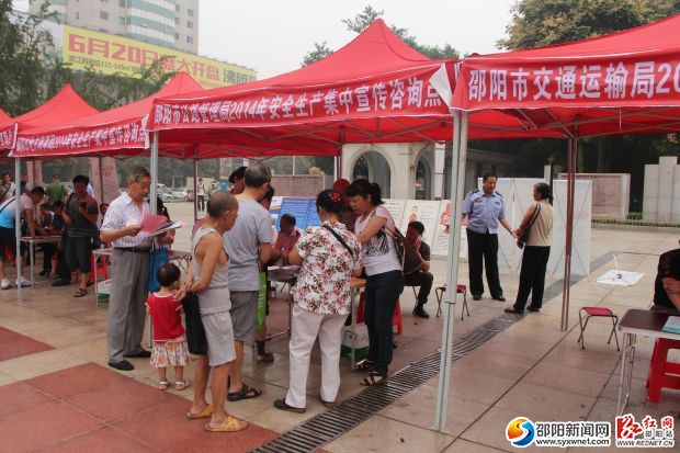 安全集中宣传日市民在咨询公路安全应急知识。
