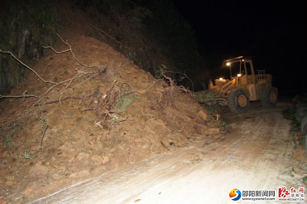 路段发生塌方后,城步县公路局立即组织挖机清理塌方,确保道路畅通。
