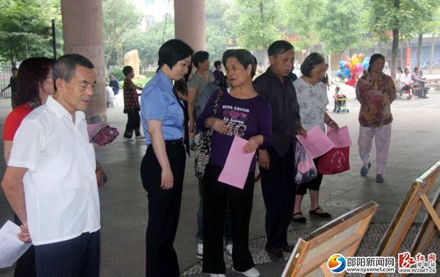 北塔区检察院党组书记、检察长焦毕华亲切地向来访群众介绍检察工作职能。
