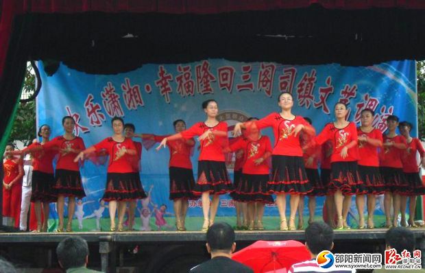 图为三阁司镇中学老师在表演广场舞《中国味道》