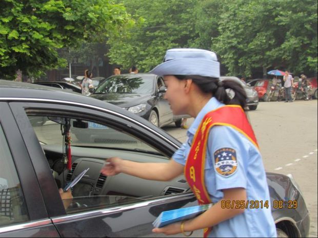 城管人员发放资料