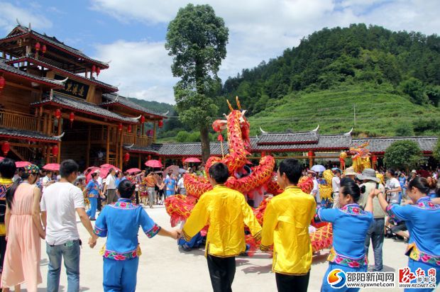 在城步县丹口镇边溪村,村民们与游客载歌载舞,欢度六月六山歌节。