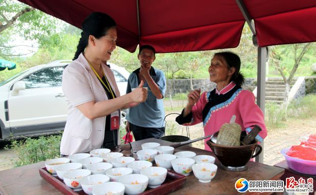 在丹口镇桃林村,村民们为贵客打油茶,香醇的油茶让游客竖起了大拇指。
