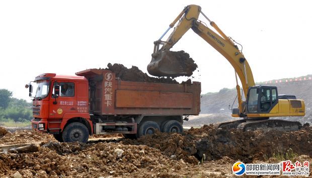 施工人员建废弃的渣石运走