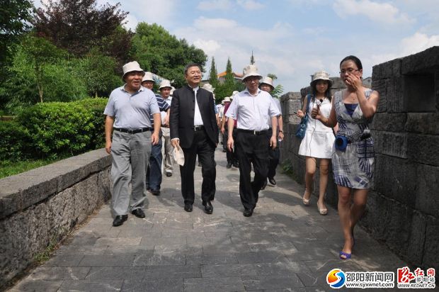 张辉一行进行实地考察
