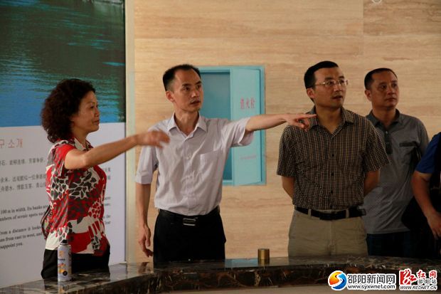图为专家在县领导陈秋良、唐小龙等陪同下在崀山游客中心考察(颜克明摄)