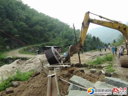 图为对非法采砂场进行执法处置