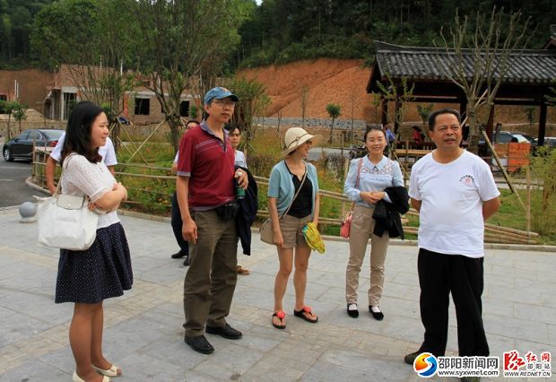 图为汪昌极一行在崀山景区考察(颜克明摄)