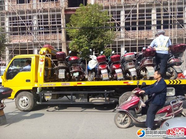 隆回交警查处朝阳路违停摩托车