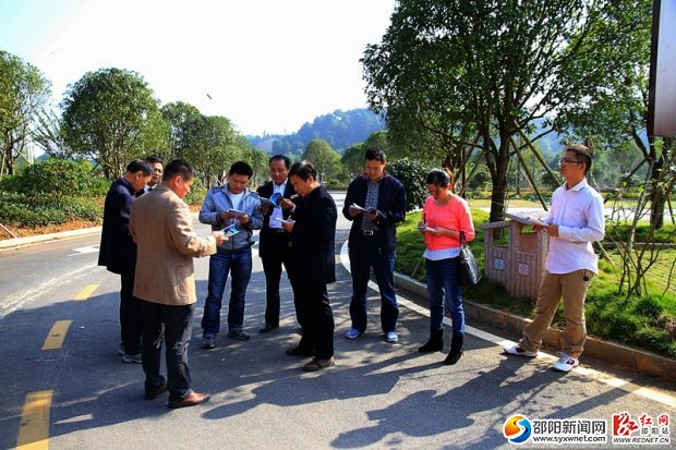 图为检查评分小组在景区生态停车场现场检查打分(颜克明摄)