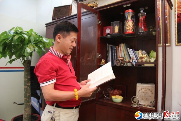 杨志伟在总公司办公室内翻阅相关资料。IMG_9013
