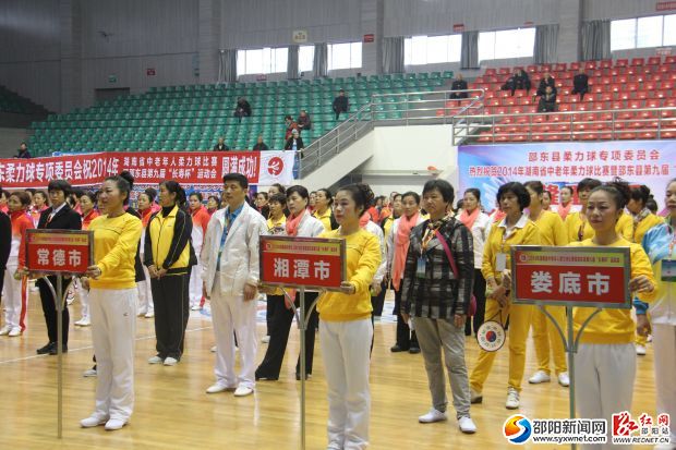 来自全省的12支优秀柔力球代表队参加了比赛